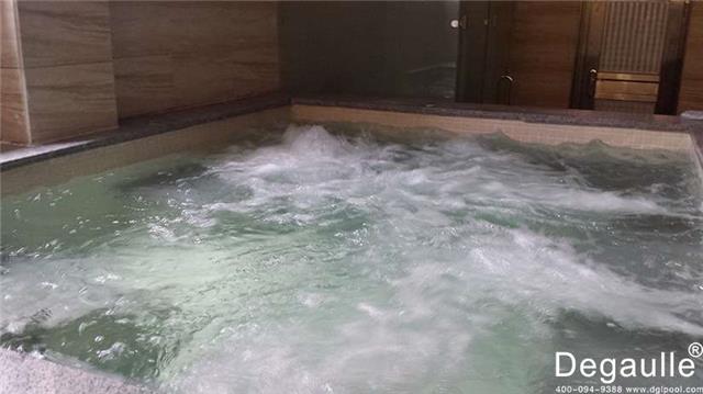 桑拿水疗池
