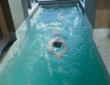 消毒清洁小泳池用这种家用泳池设备还能造浪，非常nice！