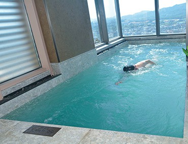 暑假将至，家里的游泳池安装层流推进器可加强孩子的游泳练习