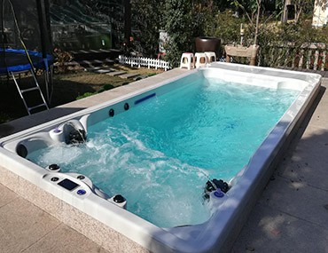 有恒温功能的游泳浴缸秋冬使用非常适合，还可以泡温泉
